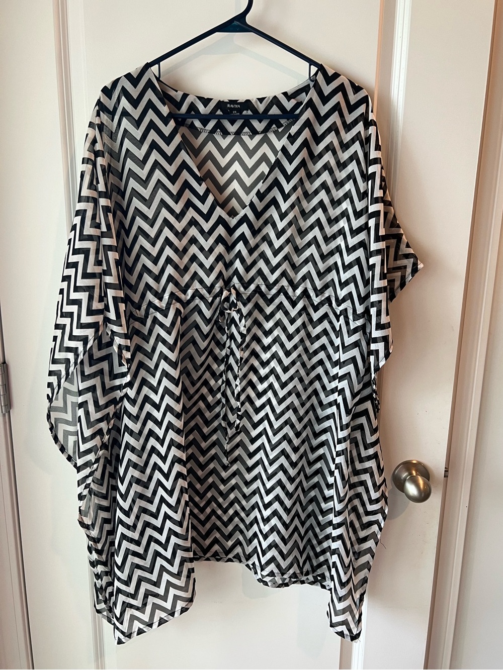 Raviya Black & White Chevron V-Neck swim cover. 2X